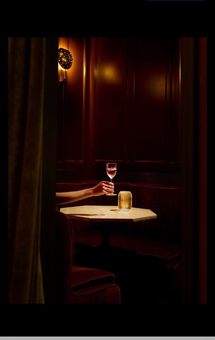 Cocktail bar không bán đồ uống. Họ bán trạng thái cảm xúc.
